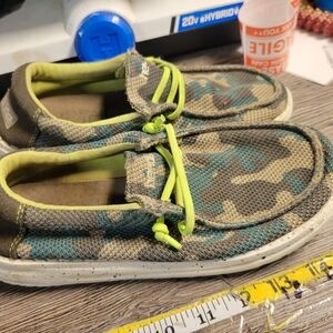 Hey Dude Wally Youth Sox Taupe Camo Slip On Comfy Sneaker Shoe Sz Y1-Y2‎